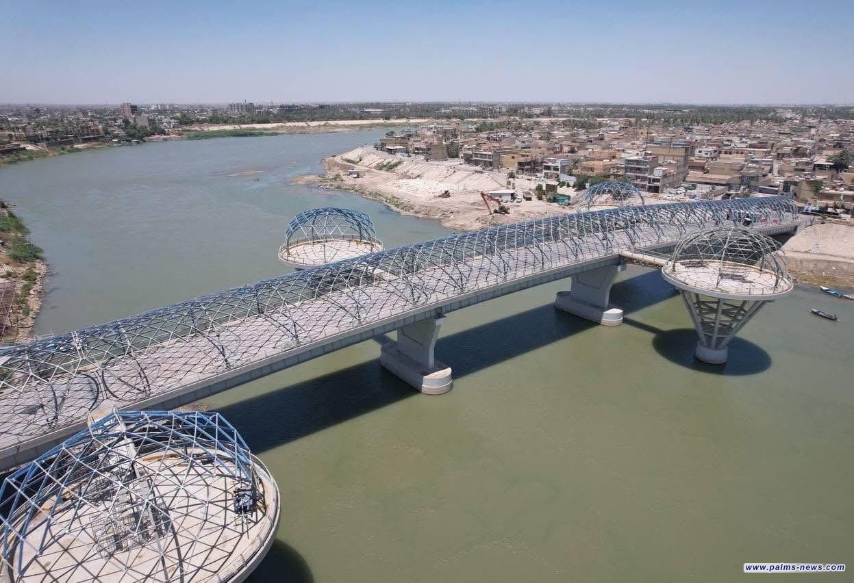 المباشرة بتركيب الزجاج الخارجي لجسر الكريعات للمشاة فوق نهر دجلة ببغداد.